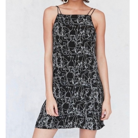 URBAN OUTFITTERS // SILENCE + NOISE Ella Printed Crepe Shift Mini Dress Medium - Picture 1 of 16
